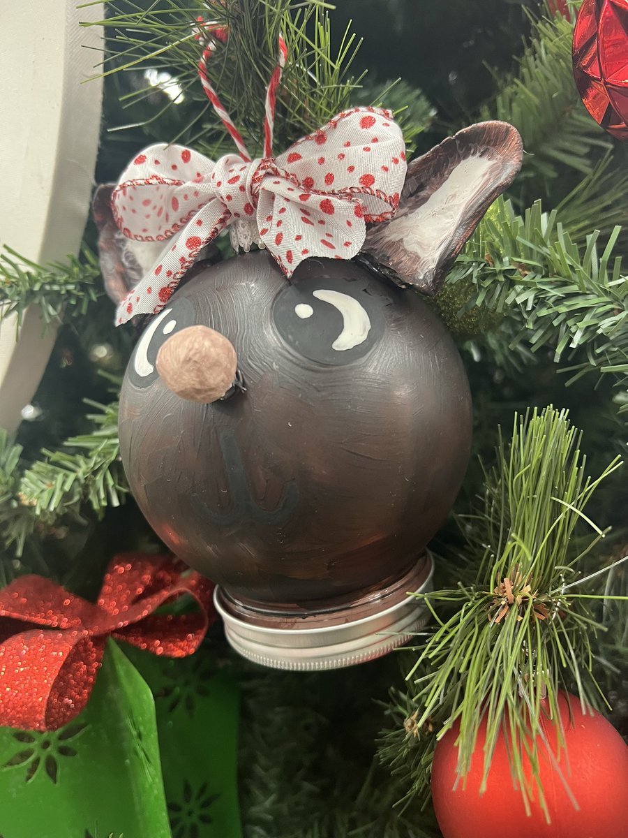 A few more book character ornaments! I’m so glad I don’t have to judge these, because they are all SO good! 📚 🌲