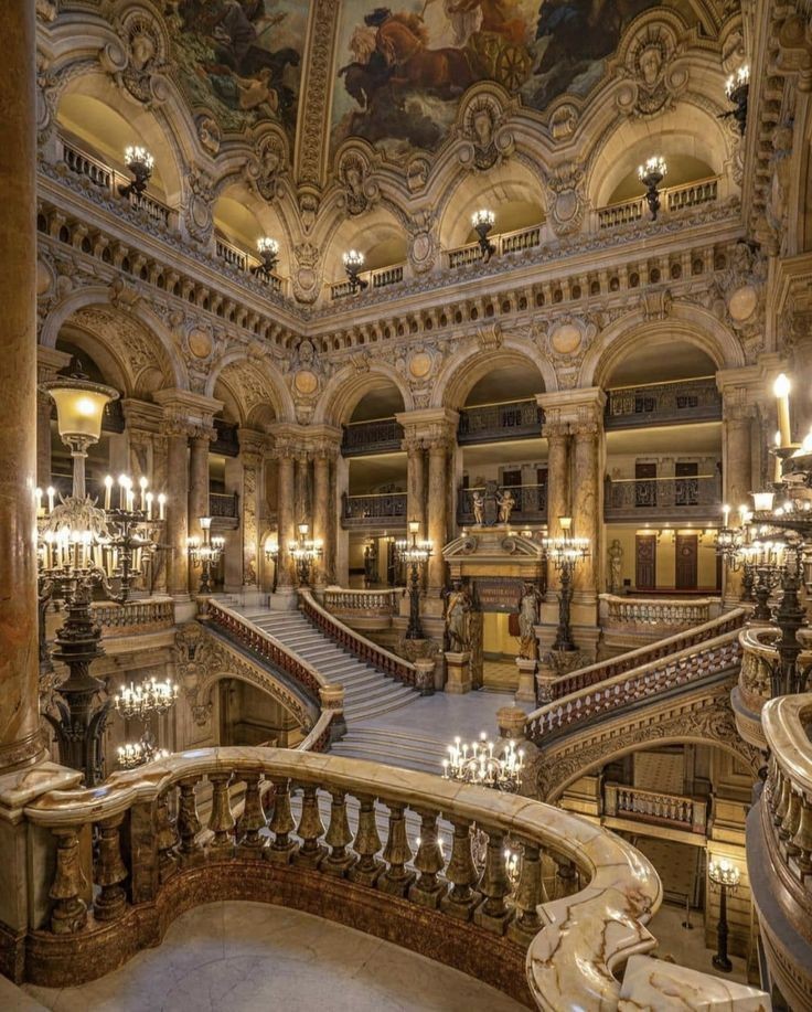 Primera parada: París. 
Hay mucho por investigar: las catacumbas, Cementerio Père Lachaise, museo del Louvre...
Pero hoy Charles se ha empeñado en que viniéramos a la ópera. No podía decirle que no a esos ojitos azules.