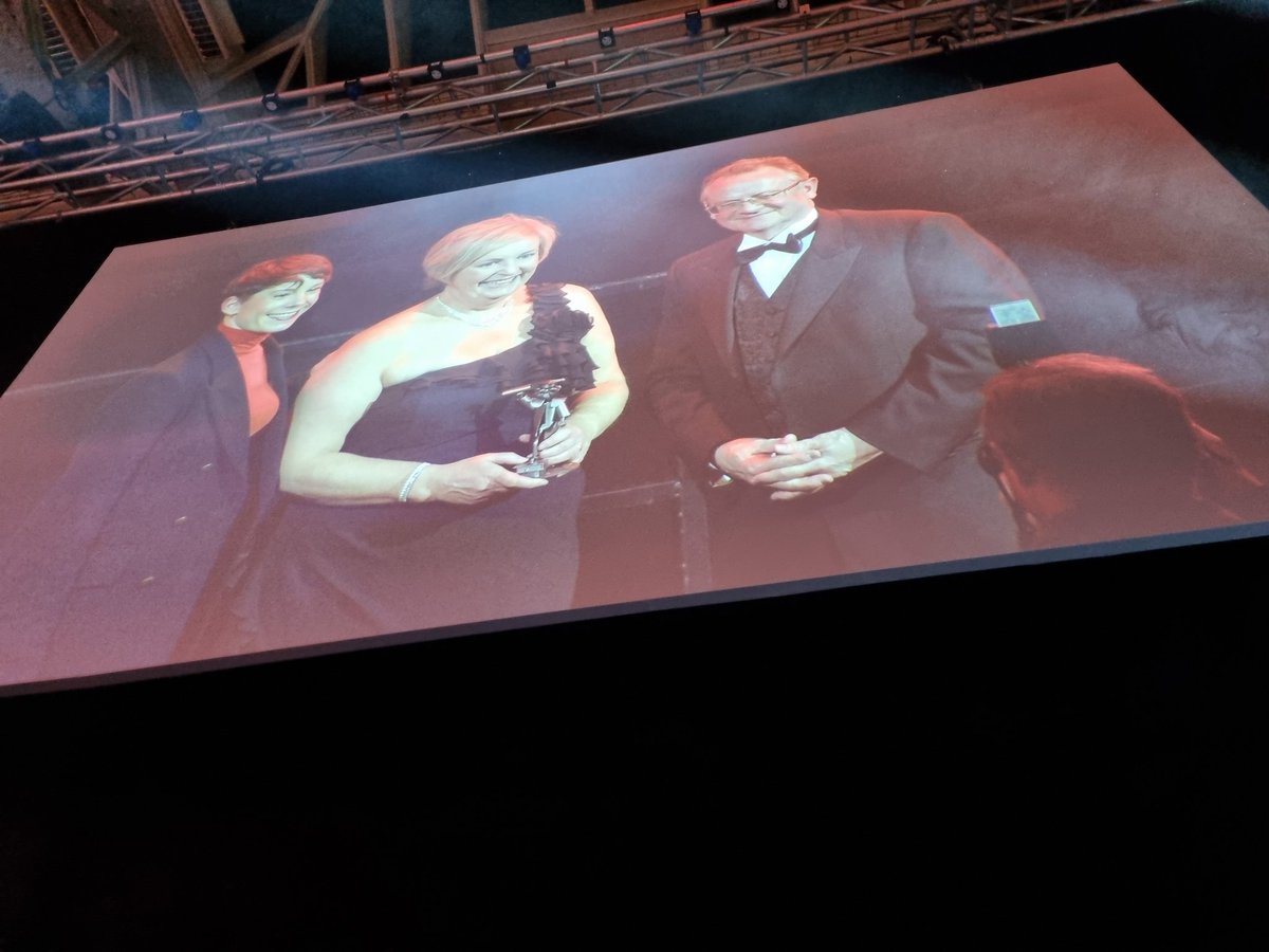 ChicaElla's tweet photo. @AQRUK Simon giving the @TweetMRS award for the aqr prize! https://t.co/WuxzfA3qic