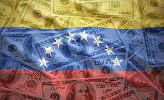 La llamada válvula de escape del uso del dólar, ahora se convirtió en la válvula de chantaje del sector privado que amenaza con llevar el dólar no oficial hasta Bs.15. La historia dirá si fue bueno o no abrir esa válvula, lo cierto es que el sector privado ama su dolarización.