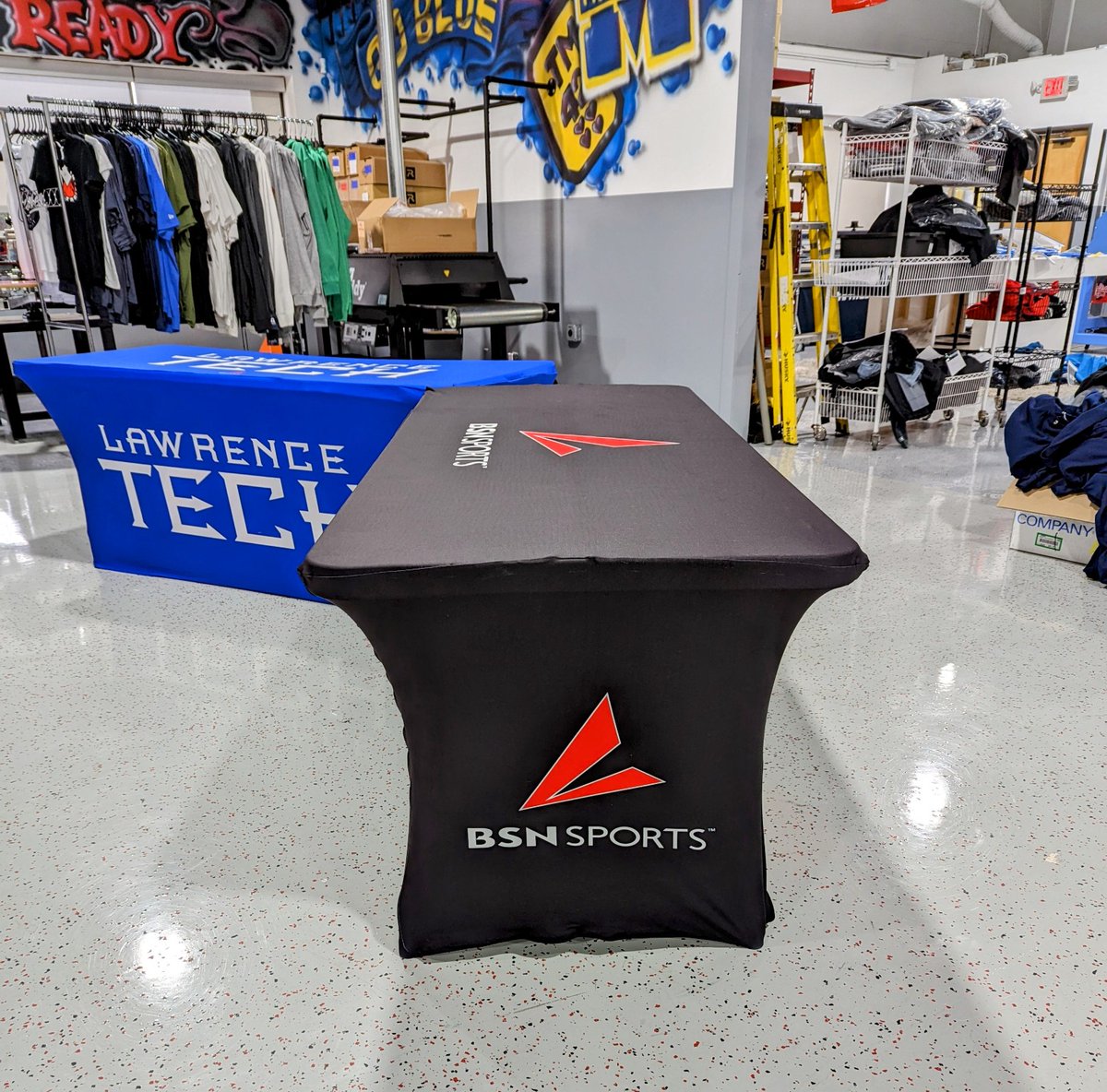 GameApparelUsa's tweet photo. You will not find table covers like this anywhere else!! #TheGTakeover #CustomTableCovers #WelcomeToTheShow #WeGotGame #WinnersCircle #LawrenceTech #BSNsports #WeDoThingsDifferently #GBRAND https://t.co/2e3OcSLPvV