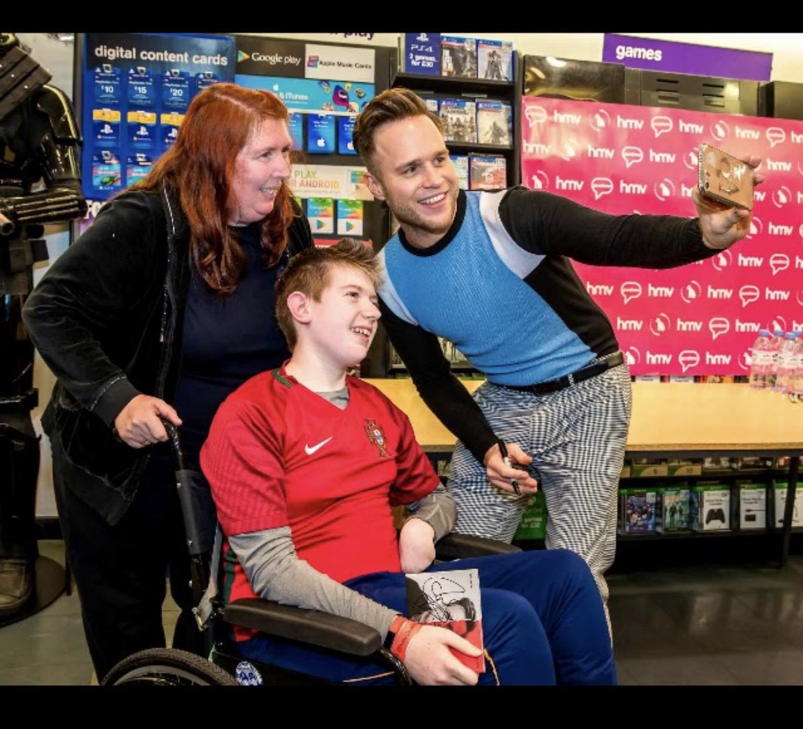 justacoke1's tweet photo. @ollymurs @hmvtweets Great to see you again four years apart @hmvChelmsford @ollymurs https://t.co/8CAeDklUUL