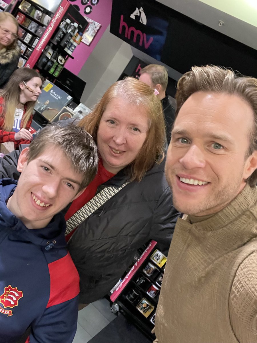 justacoke1's tweet photo. @ollymurs @hmvtweets Great to see you again four years apart @hmvChelmsford @ollymurs https://t.co/8CAeDklUUL