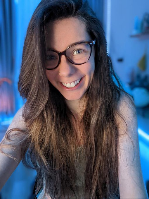 Oh m goodness my hair is fluffy today!!! 😯  Last call at 11p ET! ❤️  My room: https://t.co/0njnCcK8IL