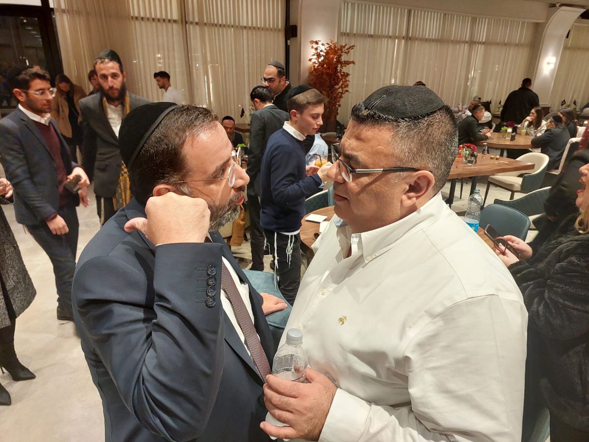 zeevalperowits's tweet photo. חוגגים הסכם?
ח"כ אברהם בצלאל חוגג הערב עם דור אסרף מנהל מסעדת אנטריקוט החדשה בירושלים באירוע ההשקה בנוכחות מאות עיתונאים, אנשי תקשורת ובכירי העולם הקולנרי בארץ. https://t.co/OJ7Pf4hItI