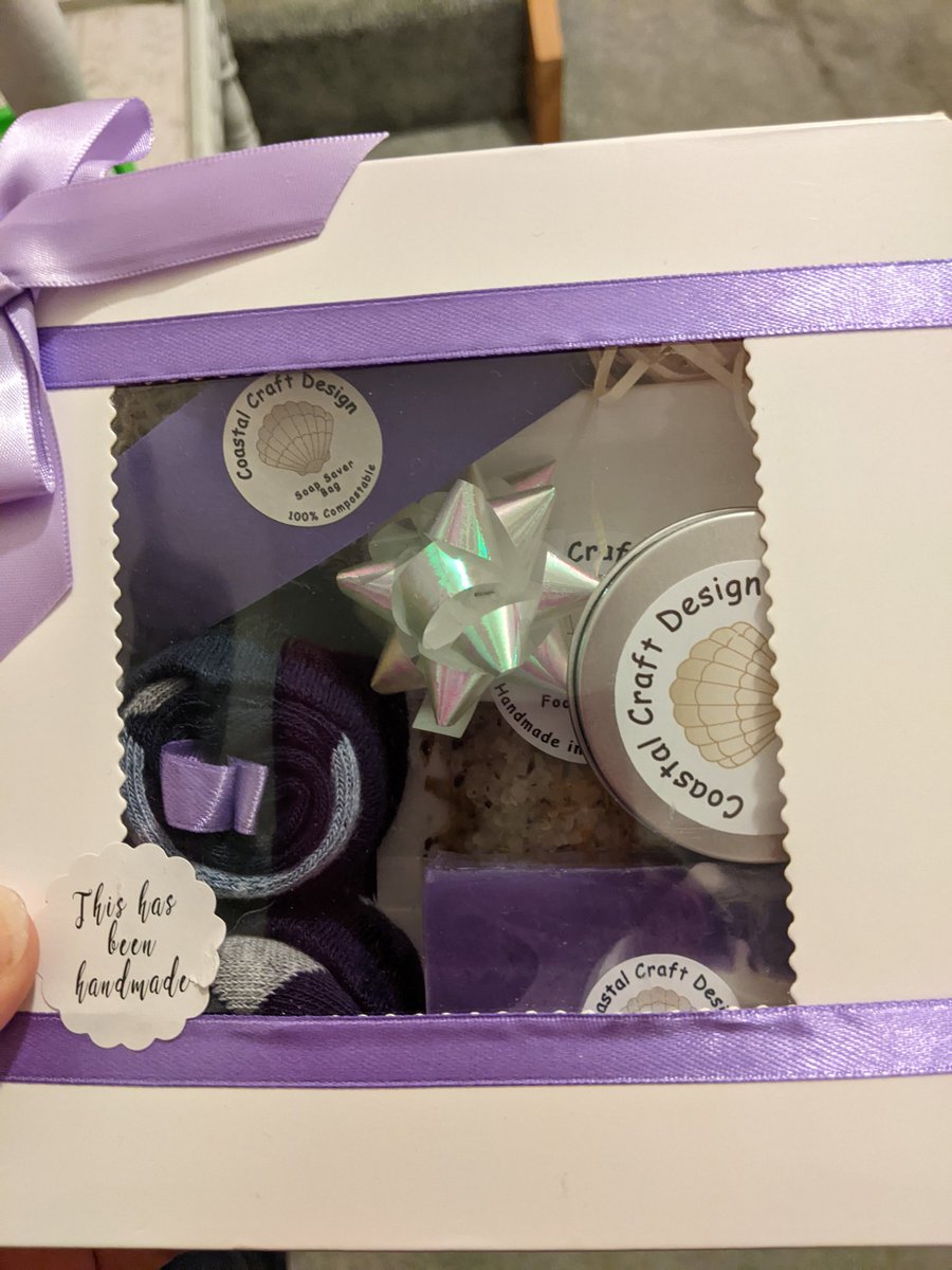 a blueberry lemon pamper box that's reduced to £12.
nothing wrong with it other than the box is starting to wear a bit.
* 60g blueberry lemon soap
* 50g botanical foot soak
* 20g tin of grapefruit/may chang balm
* soap saver bag
* cotton rich socks
local collection or post for £4