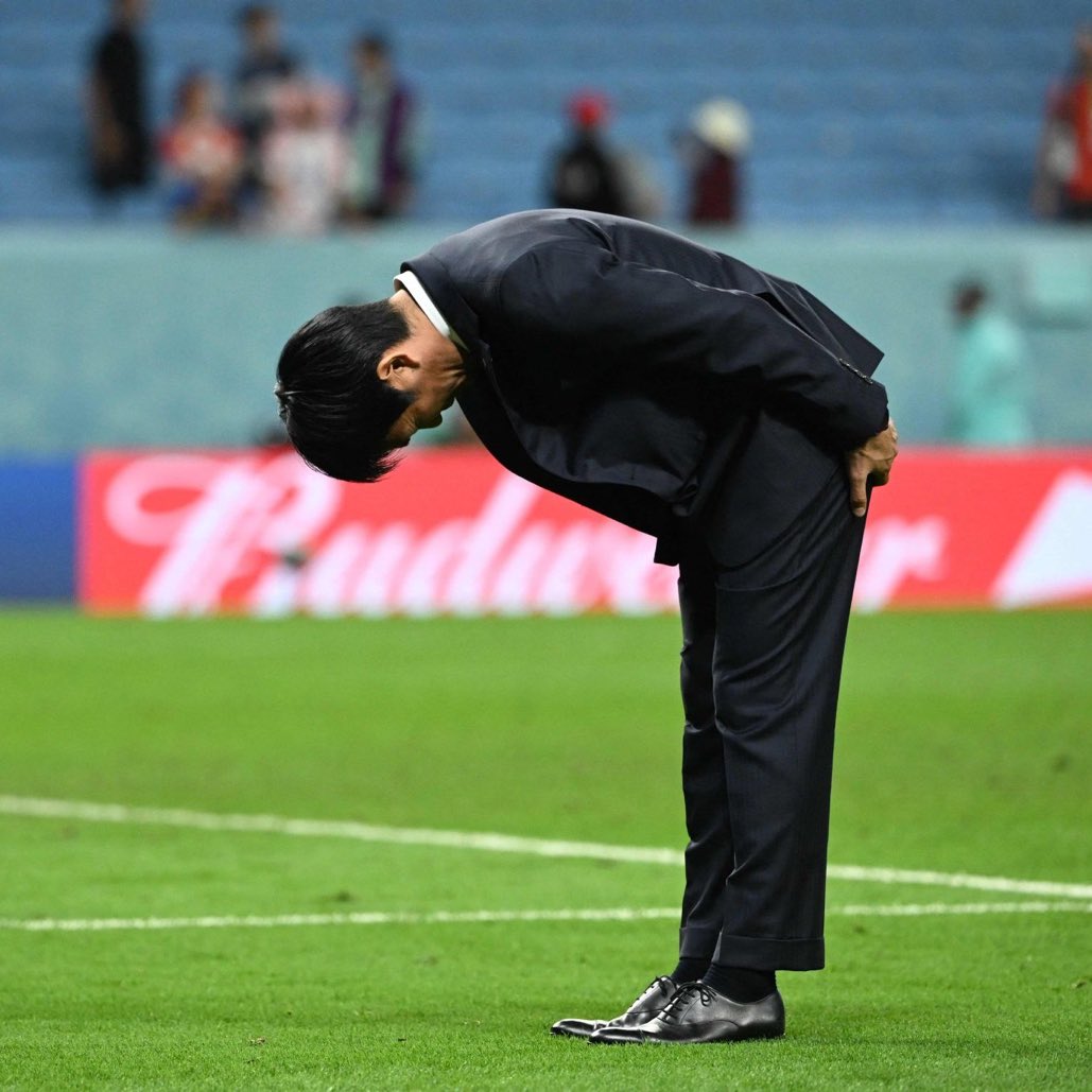 panca66's tweet photo. Pelatih Jepang Hajime Moriyasu menunduk minta maaf sama supporter Jepang setelah timnya kalah adu penalti lawan Kroasia. Soal sikap ksatria Jepang memang nga ada lawannya #RespectMoriyasu https://t.co/l7wsLAdavb