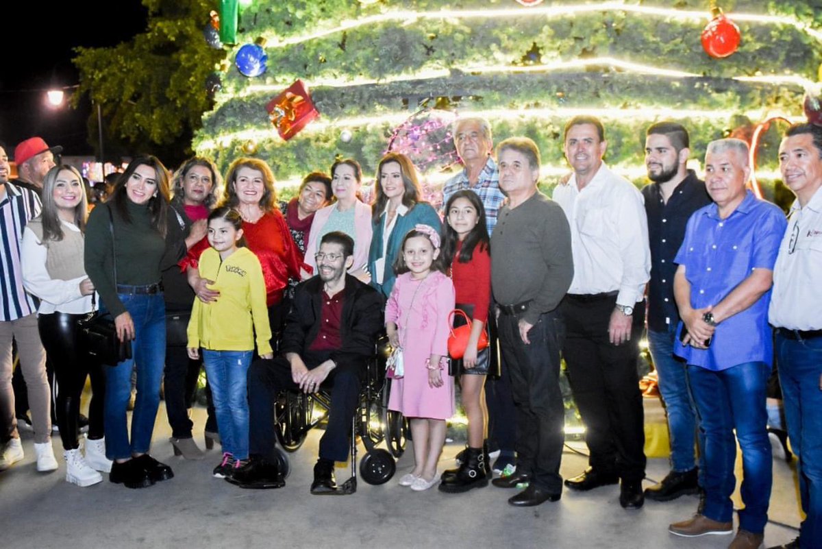 MayitoNavojoa's tweet photo. Encender este árbol tiene muchos significados: la luz de nuestro espíritu, la luz de las esperanzas, la luz de la generosidad y la luz en el futuro de Navojoa… esta luz también es la unidad que caracteriza a nuestro municipio, porque en este camino vamos juntos. https://t.co/dqegqGTBuz