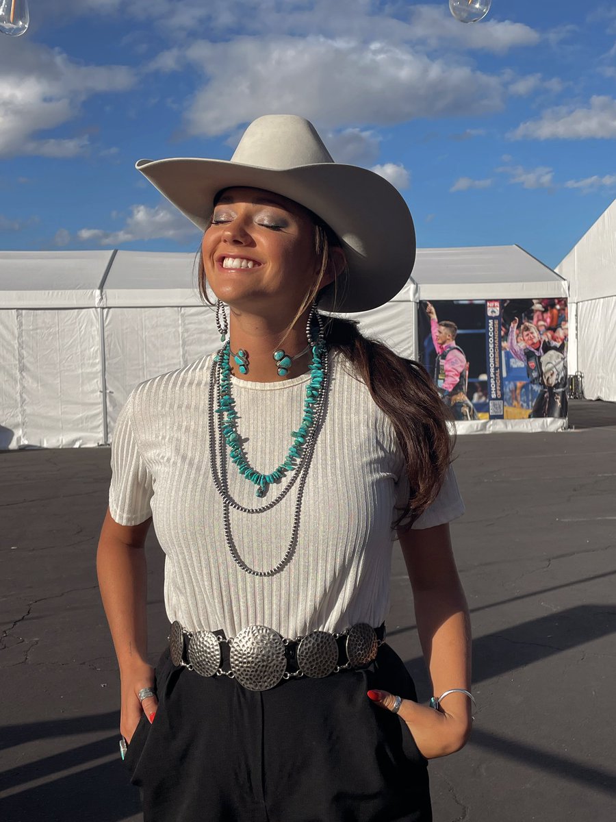 jas15_pan's tweet image. go buy stuff from @howling_coyotee, she has the most original beautiful jewelry I’ve ever seen (walking through cowboy Christmas is whack anyways &amp;amp; you know it)