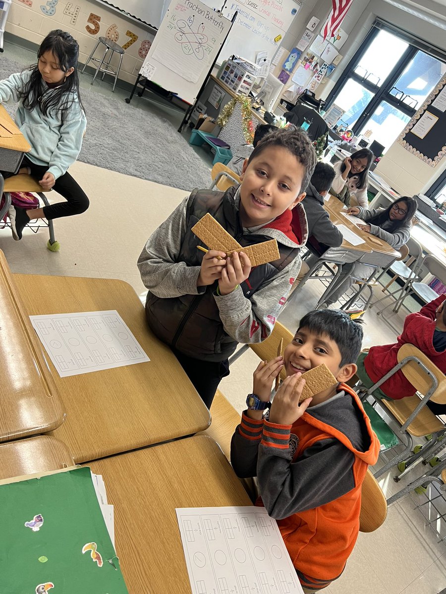 MissCallano's tweet photo. Learning how to compare fractions using a yummy treat:) https://t.co/2St5MLYa6G