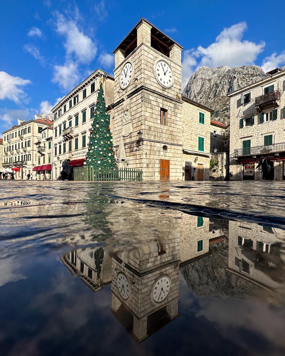dondojovo's tweet photo. #pjaca od sata kako je zovu Kotorani iako joj je ime “Trg od oružja”.
📷 @ranmara pravi meštar od lentranja (lentravanja).
#meštar > majstor
#lentrat > slikat (bez i ) jer kod Kotorana je #infinitiv bez i. 🤷♂️
npr. radit, vuć, tuć, potezat, #remućat > teglit, pomjerat. #bokeški https://t.co/rk1sc1kTcV