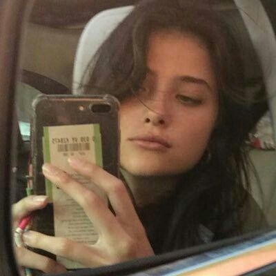 MISSTARK___'s tweet photo. E quem é essa gatinha?? https://t.co/h8Z2DDFtPu