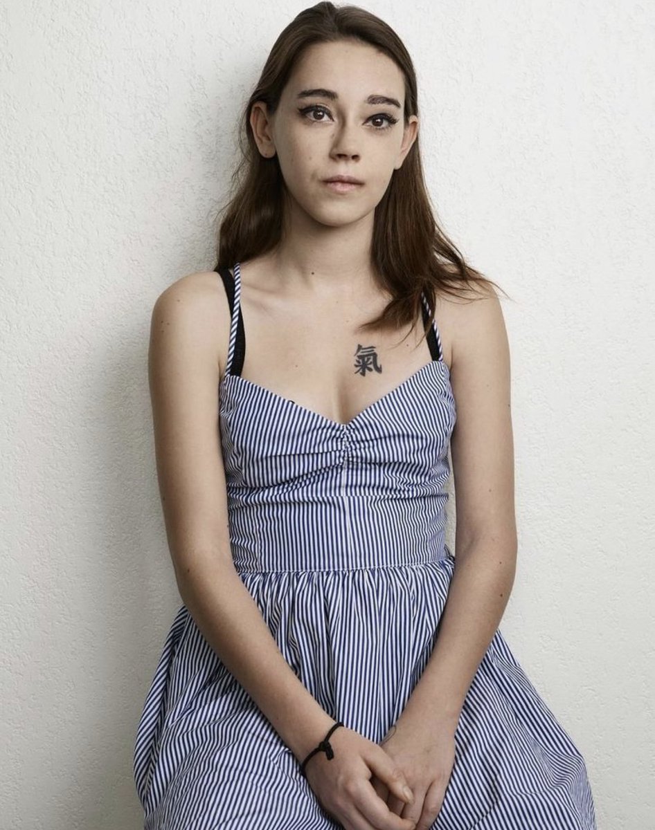 Entre septembre et novembre 2014, Bettina Rheims, encouragée par Robert Badinter, photographie des femmes incarcérées au sein de quatre établissements pénitentiaires français. Cette série intitulée "Détenues" rassemble plus d'une soixantaine de portraits. ✊