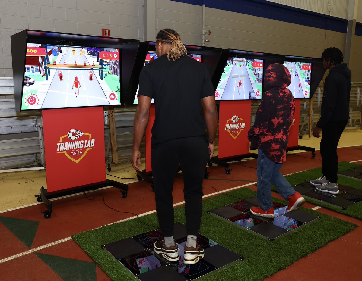 Founder #JustinReid brought Technology, Nutrition and Athletics to the students of @kcpublicschools through gaming and with partners at @hyvee. . Also, a special thanks to the @chiefs team for helping making this happen! . #JReidIndeed #HyVee #Chiefs #NFL #MyCauseMyCleats