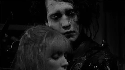 “sarıl bana.”
“yapamam.”

makas eller, 1990.
christopher nolan.