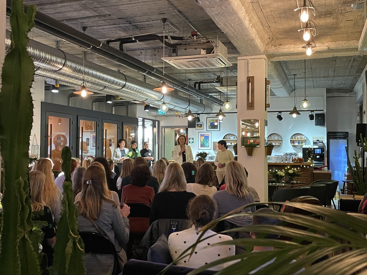 DeloitteDE's tweet photo. „Nur Mut!” – Unter diesem Motto stellen wir uns heute Abend beim #GlobalAfterWork in München die Frage, wie wir eine lebenswerte Zukunft gestalten können. Wir freuen uns mit @gd_women, dem @Der_BDI und unserer gemeinsamen Initiative #LeaderIn auf unsere Speakerinnen und Gäste! https://t.co/3KfWtLt56f