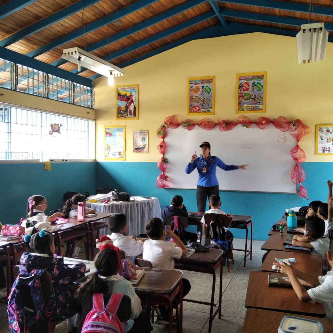 EB_SIMONBOLIVAR's tweet photo. Los niños y niñas de 1er grado recibieron taller  sobre el Valor y cuidado de tu cuerpo, actividad desarrollada por la Lcda. Marirub Márquez, coordinadora de prevención del delito. @MPPEDUCACION @ZonaEducTachira @FPreventivoMIJP @Berzabethg1 @MDpdtachira https://t.co/QXLtOyAvuX