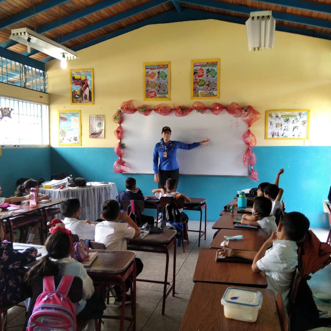 EB_SIMONBOLIVAR's tweet photo. Los niños y niñas de 1er grado recibieron taller  sobre el Valor y cuidado de tu cuerpo, actividad desarrollada por la Lcda. Marirub Márquez, coordinadora de prevención del delito. @MPPEDUCACION @ZonaEducTachira @FPreventivoMIJP @Berzabethg1 @MDpdtachira https://t.co/QXLtOyAvuX