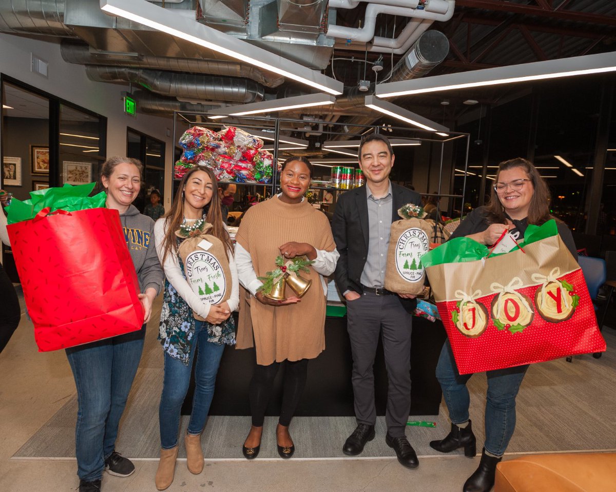 TMarshallBar's tweet photo. 2/2 
Photo from gift-wrapping party at LawWorks on 12/1/22. From left, Brooke Weitzman, Parliamentarian of TMBA; Frances Prizzia, President of FLOC; Melonie Jordan, Vice President of TMBA; Thomas Kao, President of OCAABA; and Amanda Tobon of Casa Teresa. @CasaTeresa https://t.co/OsxZM7vPYz