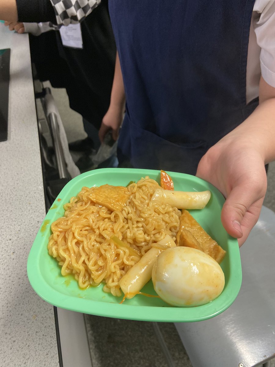 CA__MFL's tweet photo. What’s that delicious smell? Today Korean club students cooked a very tasty ramyeon 라면 and a yummy gimbap 김밥 Dinner is served!🍜 😋 https://t.co/RucjgvJzRo