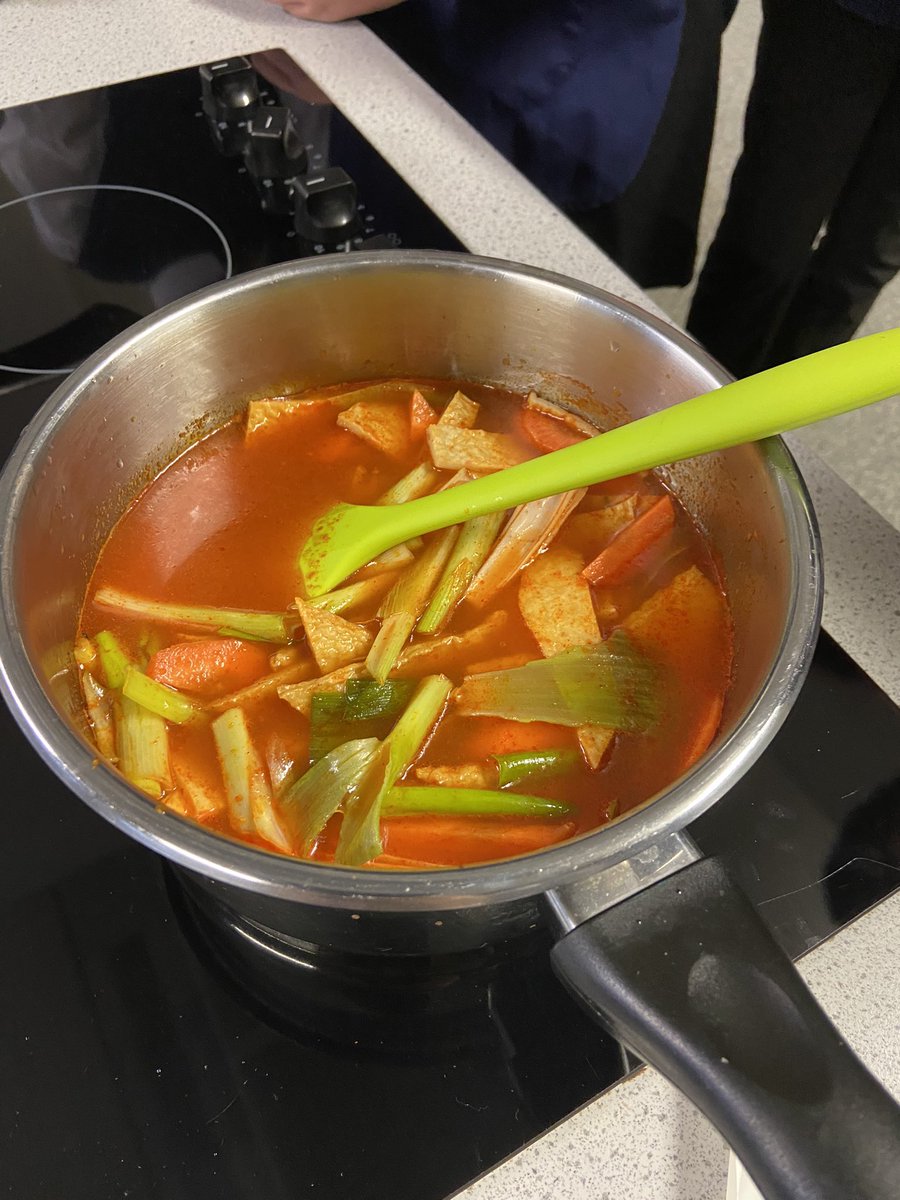 CA__MFL's tweet photo. What’s that delicious smell? Today Korean club students cooked a very tasty ramyeon 라면 and a yummy gimbap 김밥 Dinner is served!🍜 😋 https://t.co/RucjgvJzRo