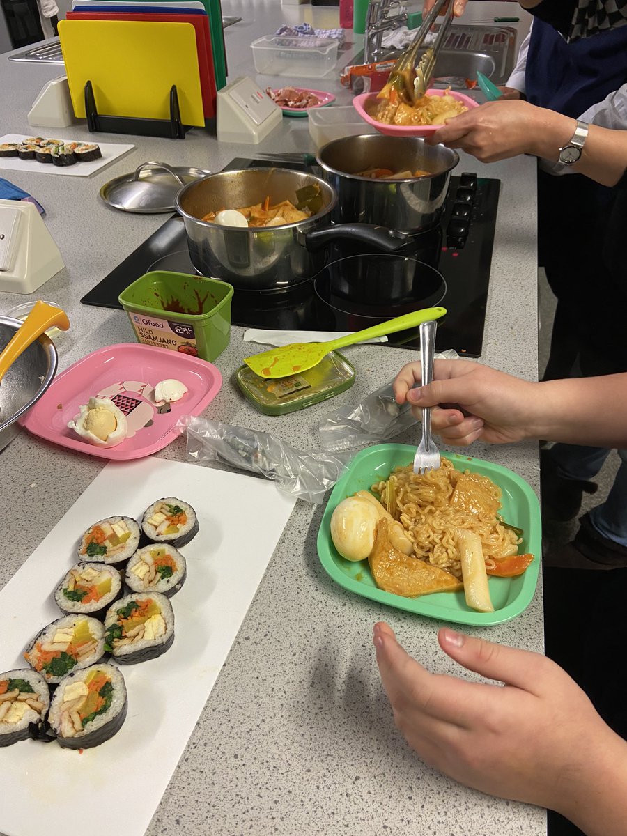 CA__MFL's tweet photo. What’s that delicious smell? Today Korean club students cooked a very tasty ramyeon 라면 and a yummy gimbap 김밥 Dinner is served!🍜 😋 https://t.co/RucjgvJzRo