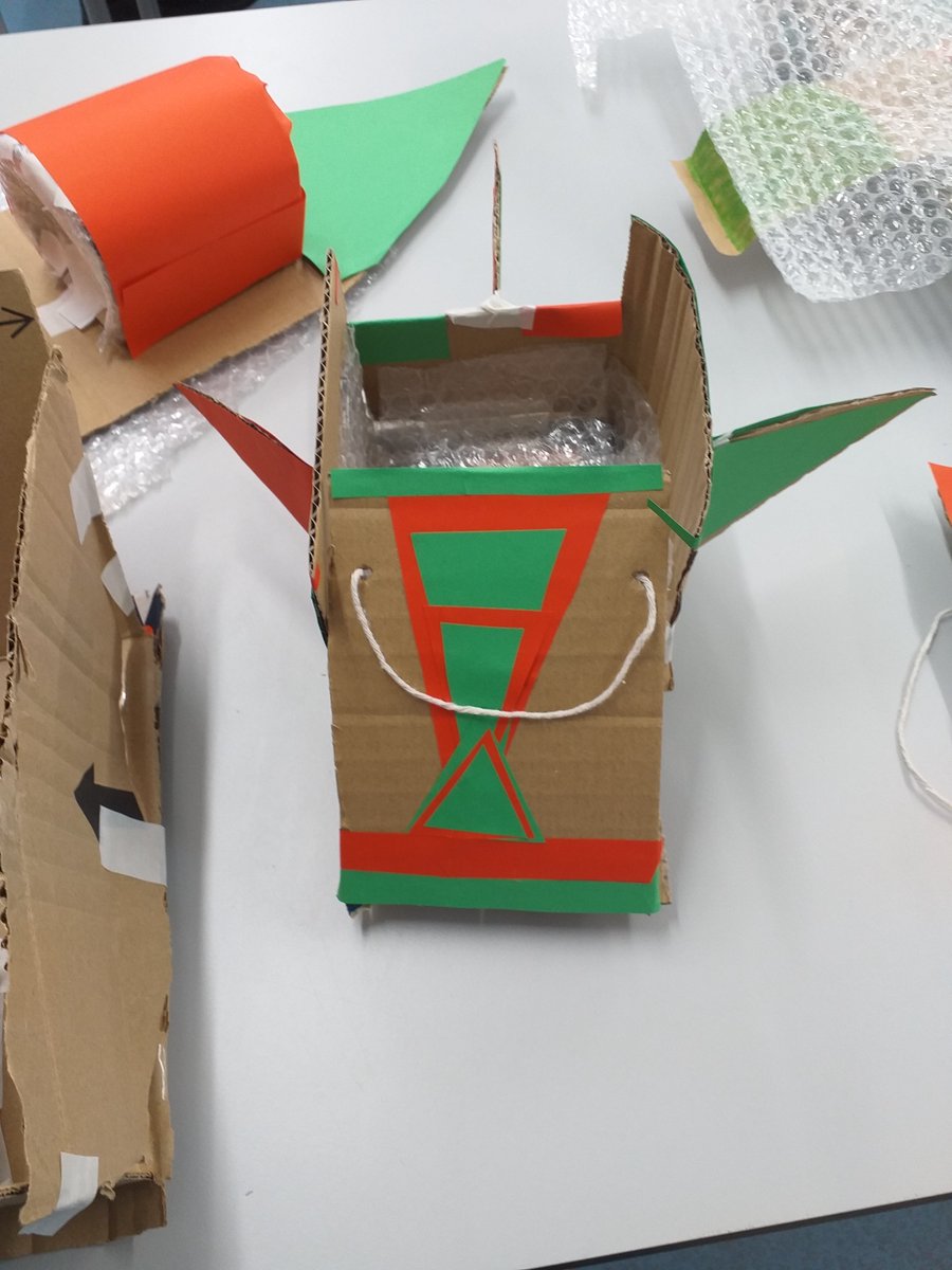 Super Santa Sleighs in STEM this morning <a href="/linsladeschool/">Linslade School</a> using recycled packaging. They were aerodynamic (!), aesthetically pleasing, able to carry a parcel and very cheap!