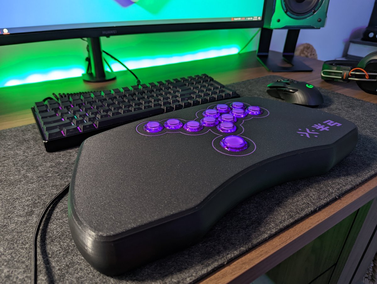 AkusenArcade's tweet photo. From renders to reality! The #AXNarcadeDesign #Hankyu (#PsychoPower colorway) it's ready for its owner. These are some pictures with the lights on and some props for size reference!
Tell me what you think!

#AllButtonController #ArcadeController #Stickless #fightinggames https://t.co/IZ7kpaO0sX