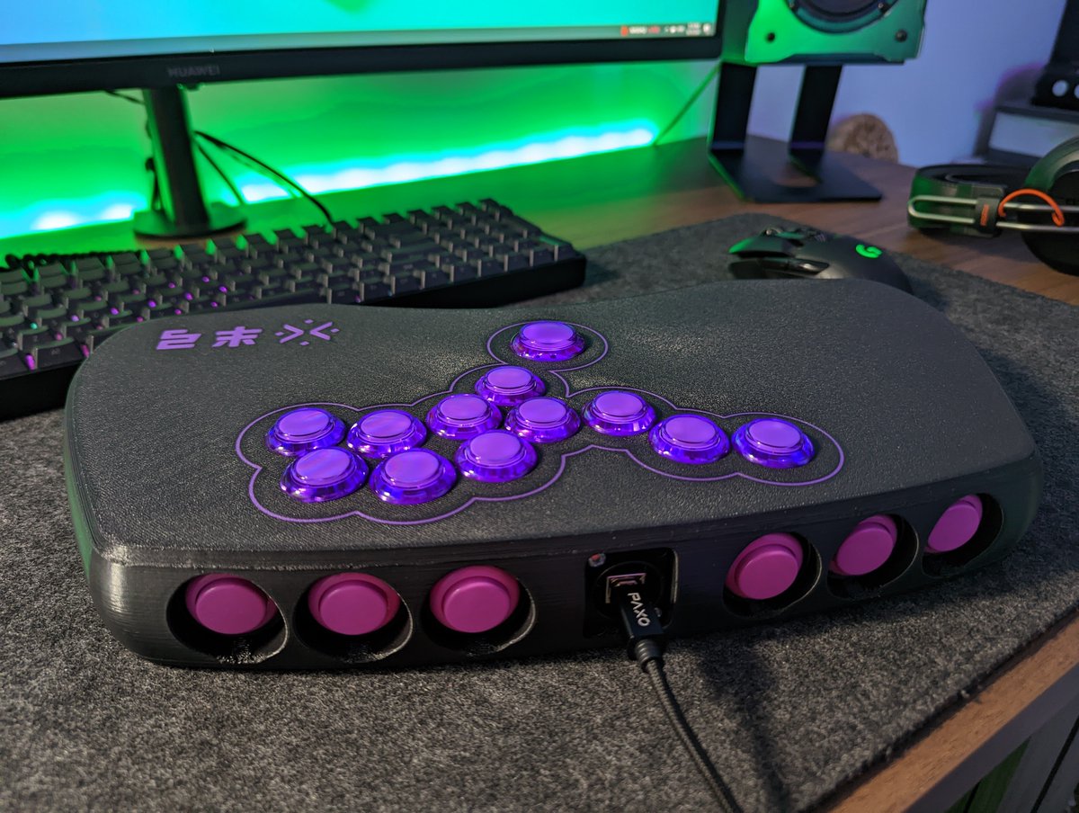 AkusenArcade's tweet photo. From renders to reality! The #AXNarcadeDesign #Hankyu (#PsychoPower colorway) it's ready for its owner. These are some pictures with the lights on and some props for size reference!
Tell me what you think!

#AllButtonController #ArcadeController #Stickless #fightinggames https://t.co/IZ7kpaO0sX