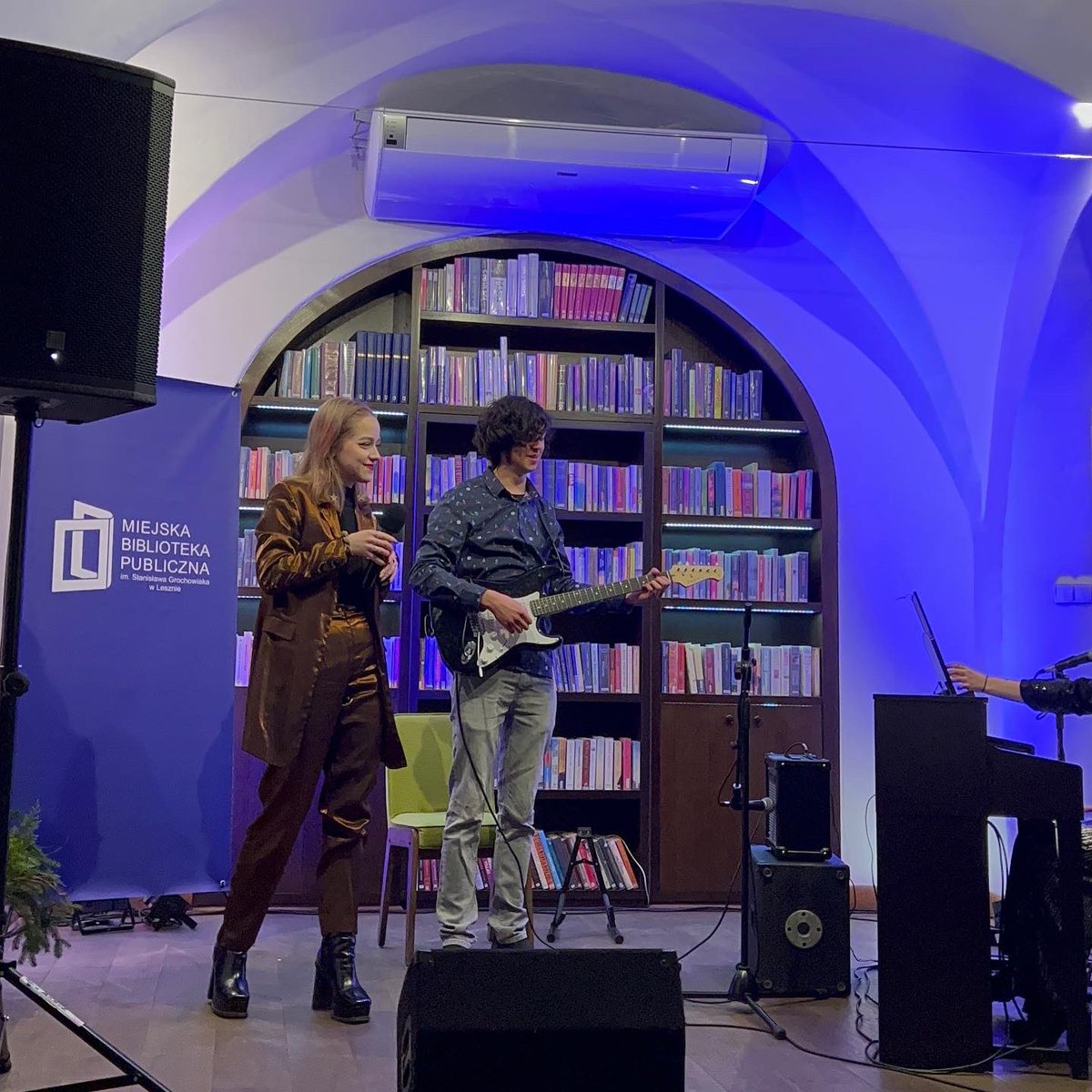 mrm_leszno's tweet photo. W niedzielę 4 grudnia w Bibliotece Ratuszowej odbył się świąteczny koncert 🎄 zorganizowany przez MRML we współpracy z Miejską Biblioteką Publiczną w Lesznie. Piosenki wprowadzające w świąteczną atmosferę śpiewała🎤 i grała na pianinie 🎹 Zuzanna Kowalska. https://t.co/3J0bRNIL6l