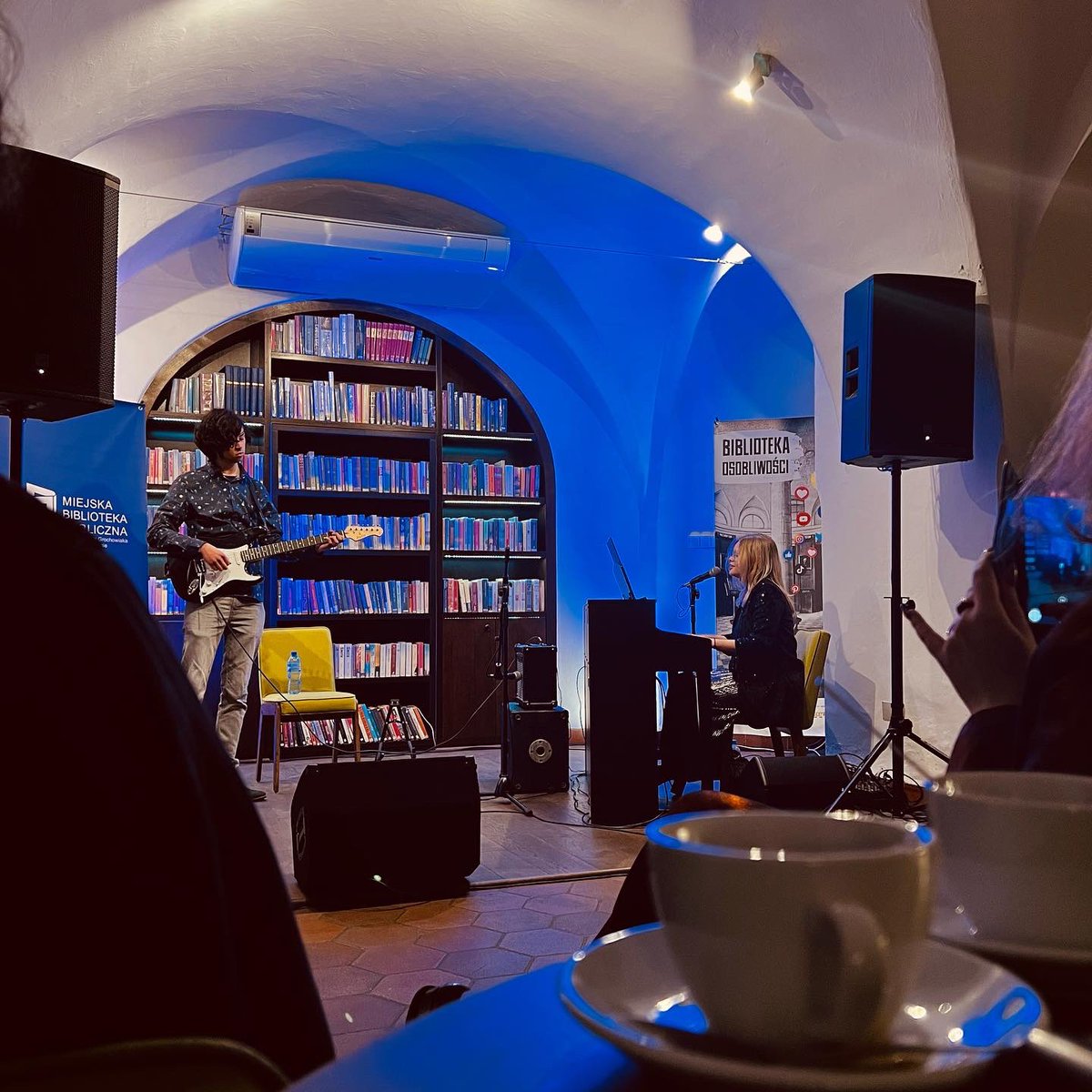 mrm_leszno's tweet photo. W niedzielę 4 grudnia w Bibliotece Ratuszowej odbył się świąteczny koncert 🎄 zorganizowany przez MRML we współpracy z Miejską Biblioteką Publiczną w Lesznie. Piosenki wprowadzające w świąteczną atmosferę śpiewała🎤 i grała na pianinie 🎹 Zuzanna Kowalska. https://t.co/3J0bRNIL6l