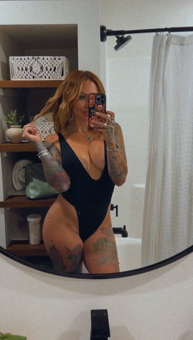 it's my birthday tomorrow 🥳🥳 https://t.co/e9ArLCJ6Eh