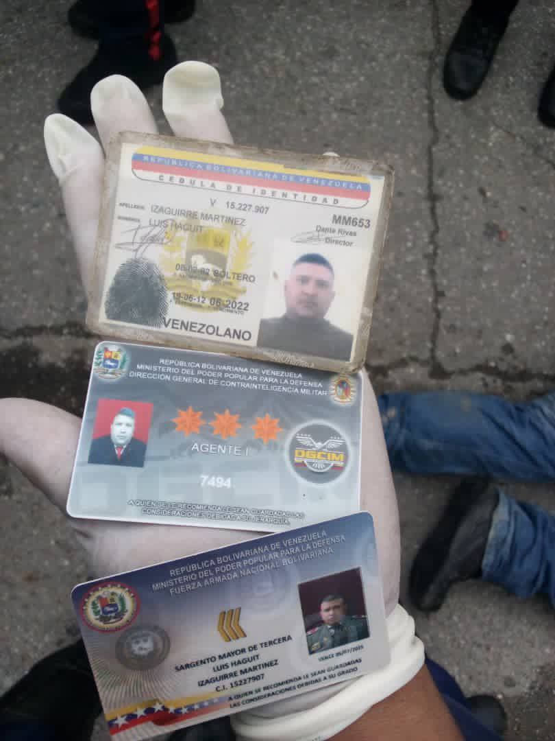 Martell_F's tweet photo. REPORTEROS DE CALLE informando. En Puerto Cabello Vzla. Un grupo armado con armas largas entraron en una vivienda iban  a robar y a extorsionar . Dos escaparon en una moto y el tercero fue alcanzado por el carro de la víctima y lo arrolló ERA UN DGCIM https://t.co/B7ayTuMLFr