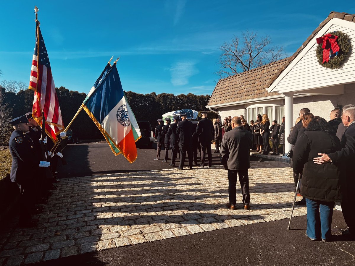 NYPDCeremonial's tweet photo. Police Officer Karen Mullady retired in 2014 from the @NYPDTraining Unit. She passed away on 11/26/22. Today Police Officer Mullady was carried to her final resting place at Calverton National Cemetery. May she rest in eternal peace. #NeverForget 
@NYPDnews https://t.co/km2f29pEte