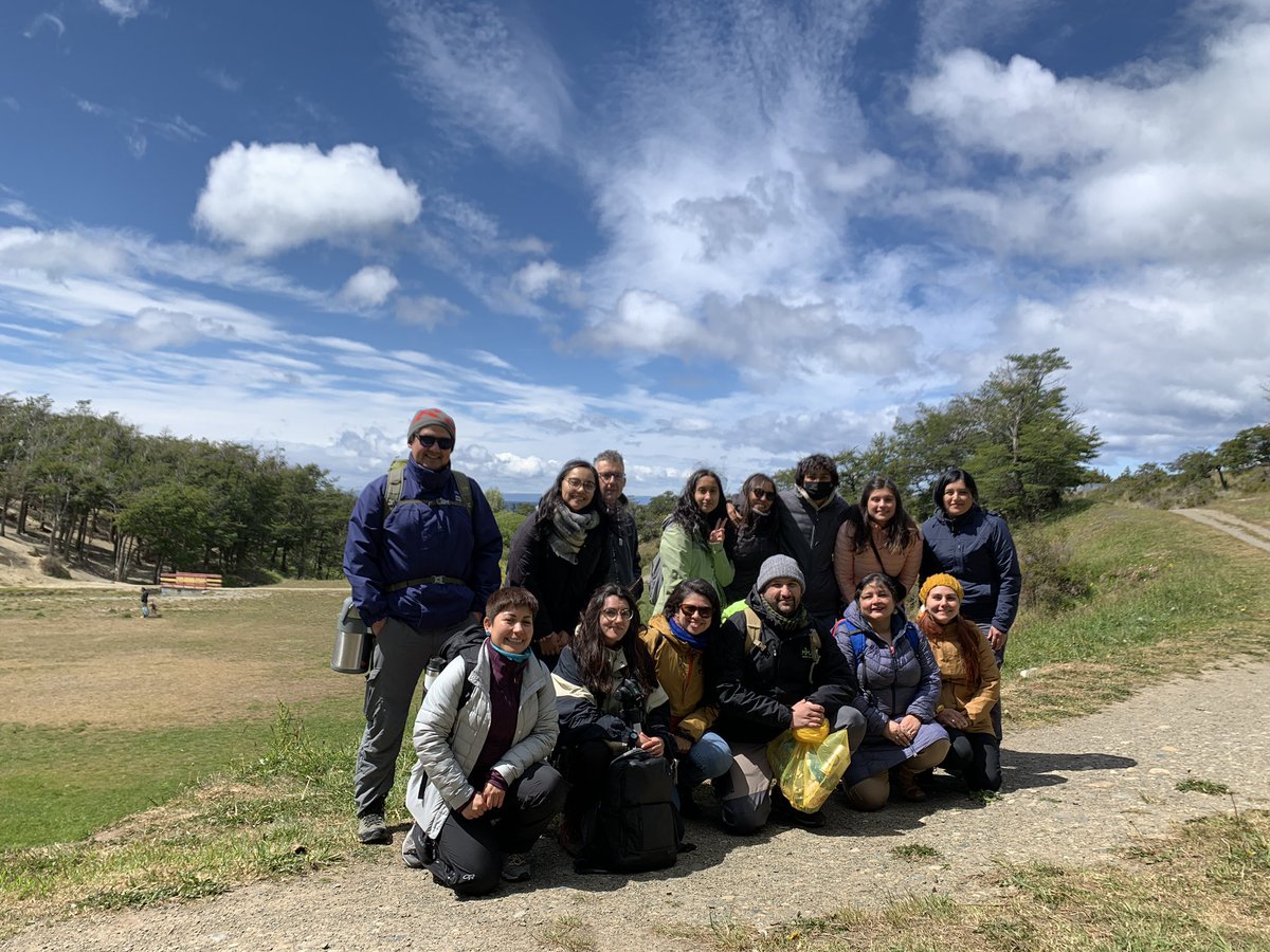 MMAMagallanes's tweet photo. El sábado realizamos una caminata por el Parque y Humedal Urbano María Behety junto a vecinas, deportistas y funcionarios/as de @munipuq y @minvumagallanes que participan en la creacion del Plan de Manejo.Descarga la guía de Ed. Ambiental al Aire libre en https://t.co/w4mbTthypO https://t.co/GVLEsrUNT4