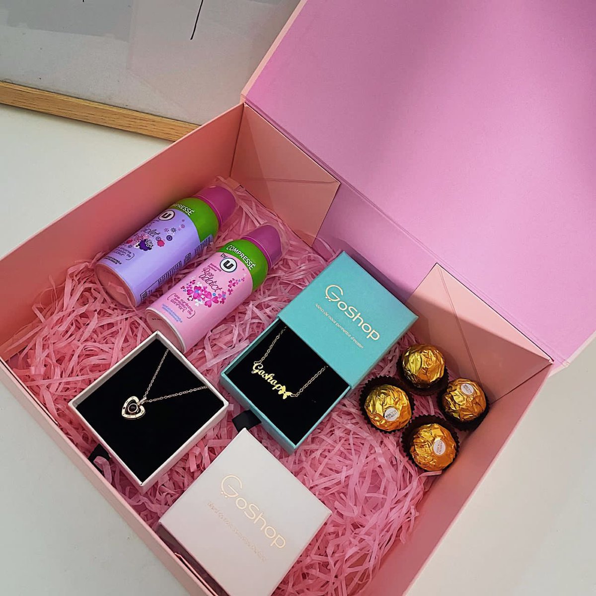 The_Foodigineer's tweet photo. Hello les gars. Alors je vends ces packs cadeau et d’autres petites choses pour Noël ou pour des anniversaires si vous êtes intéressés. Retweetez s’il vous plaît 🥹 merci  #TT229 https://t.co/VLlhuwqIOt
