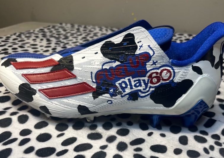 MattBreida's tweet photo. I am very excited to represent @futp60 for MyCauseMyCleats to help support childhood health & wellness this season! @AmericanDairyNE
🥛💪🏈
#mycausemycleats #FUTP60 #ADANE #UndeniablyDairy https://t.co/5qjgKA6V4I