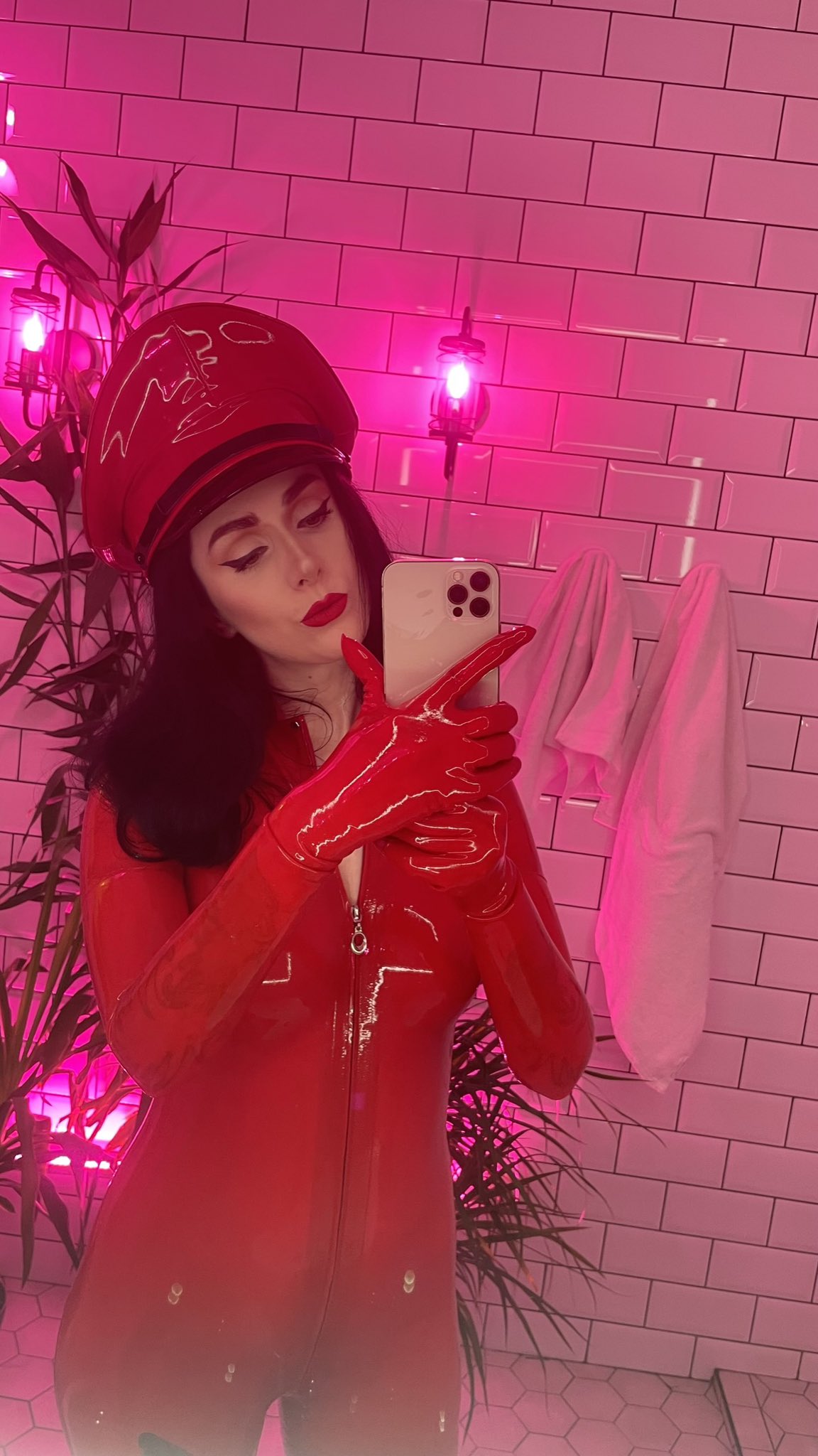 TW Pornstars - 1 pic. Miss Ellie M FANSLY. Twitter. Selfie time ️ Left or right? 🥰 #latex #