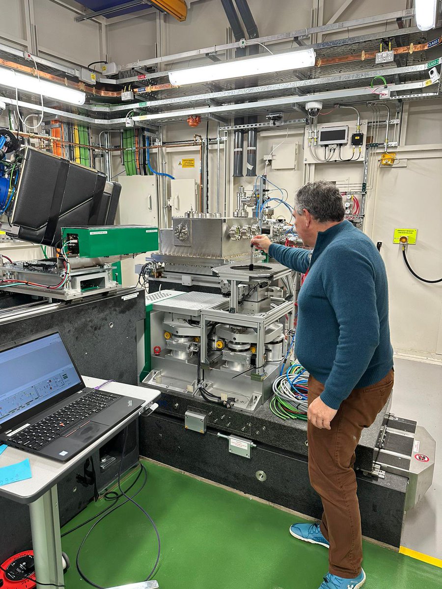 ExrcXenopus's tweet image. The team at the new Dual Imaging and Diffraction (DIAD - K11) beamline  @DiamondLightSource looking at the differences in microstructure of frog and mouse bones in health and disease. Big thank you to @DrSharifAhmed and the DIAD - K11 team! #raregeneticdisease #purasyndrome
