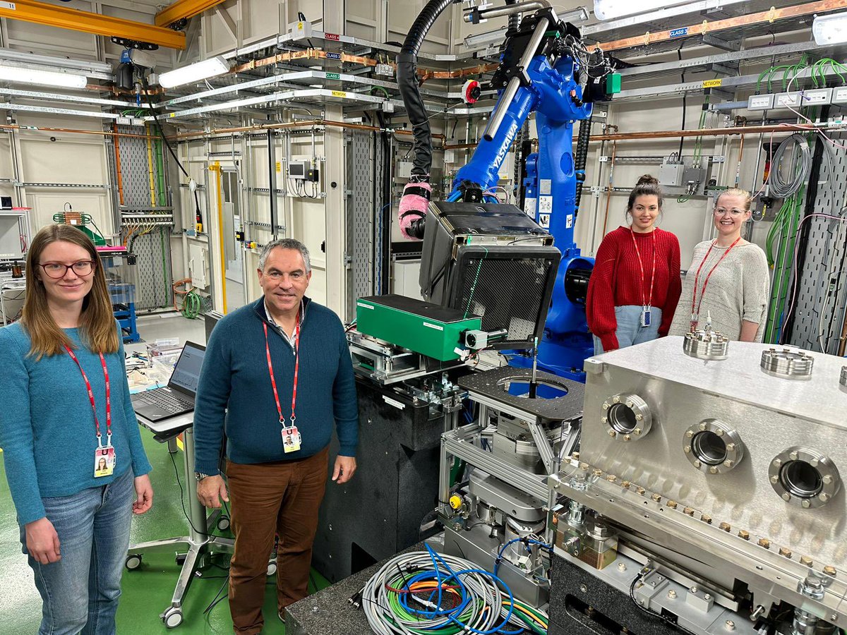 ExrcXenopus's tweet image. The team at the new Dual Imaging and Diffraction (DIAD - K11) beamline  @DiamondLightSource looking at the differences in microstructure of frog and mouse bones in health and disease. Big thank you to @DrSharifAhmed and the DIAD - K11 team! #raregeneticdisease #purasyndrome