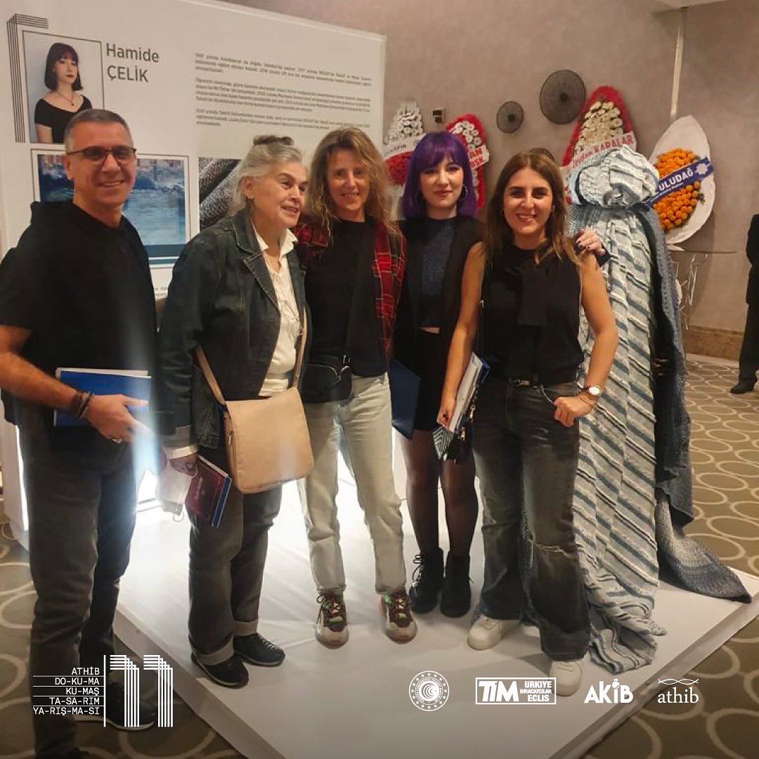 Jürimiz, değerlendirmelerini yapıyor. 
Her bir finalistimiz ise üretim süreçleri ve sonrasında ortaya çıkan endüstriyel ürünlerinin ayrıntılı sunumlarını yapıyor. #ATHİB #dokumakumaştasarımyarışması