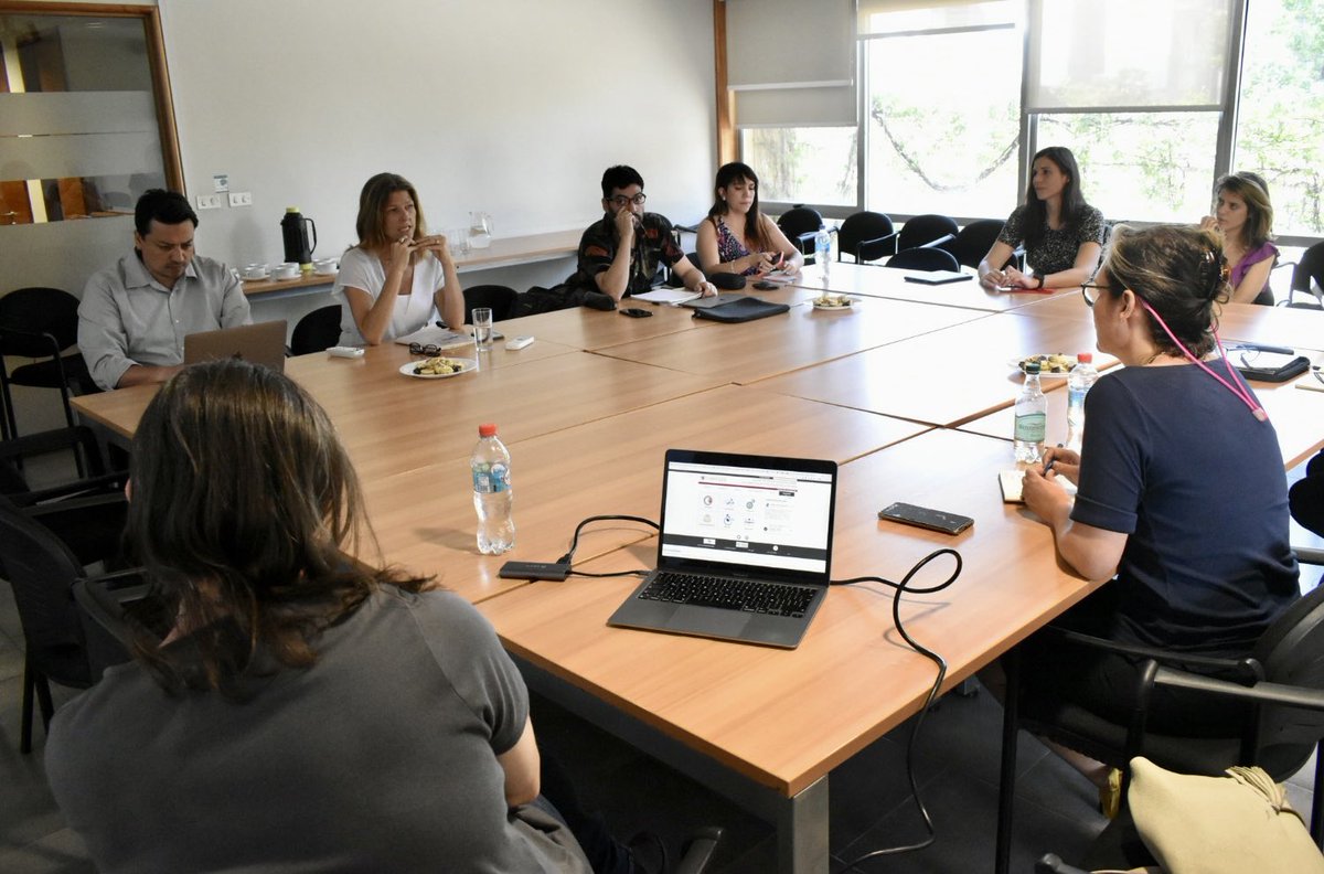 ceppe_uc's tweet photo. A esta hora nos reunimos con @critiRed de la @unicomplutense para intercambiar experiencias de investigación relacionadas con la formación ciudadana, plataformas digitales y redes sociales. Nos acompañan investigadores de @MideUC, @justiciaeduc y @Fac_EducacionUC 💪🏼💪🏼 https://t.co/gUOblL9UXp