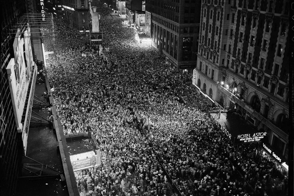r/HistoryPorn on Twitter "Night view of people jammed in Time Square