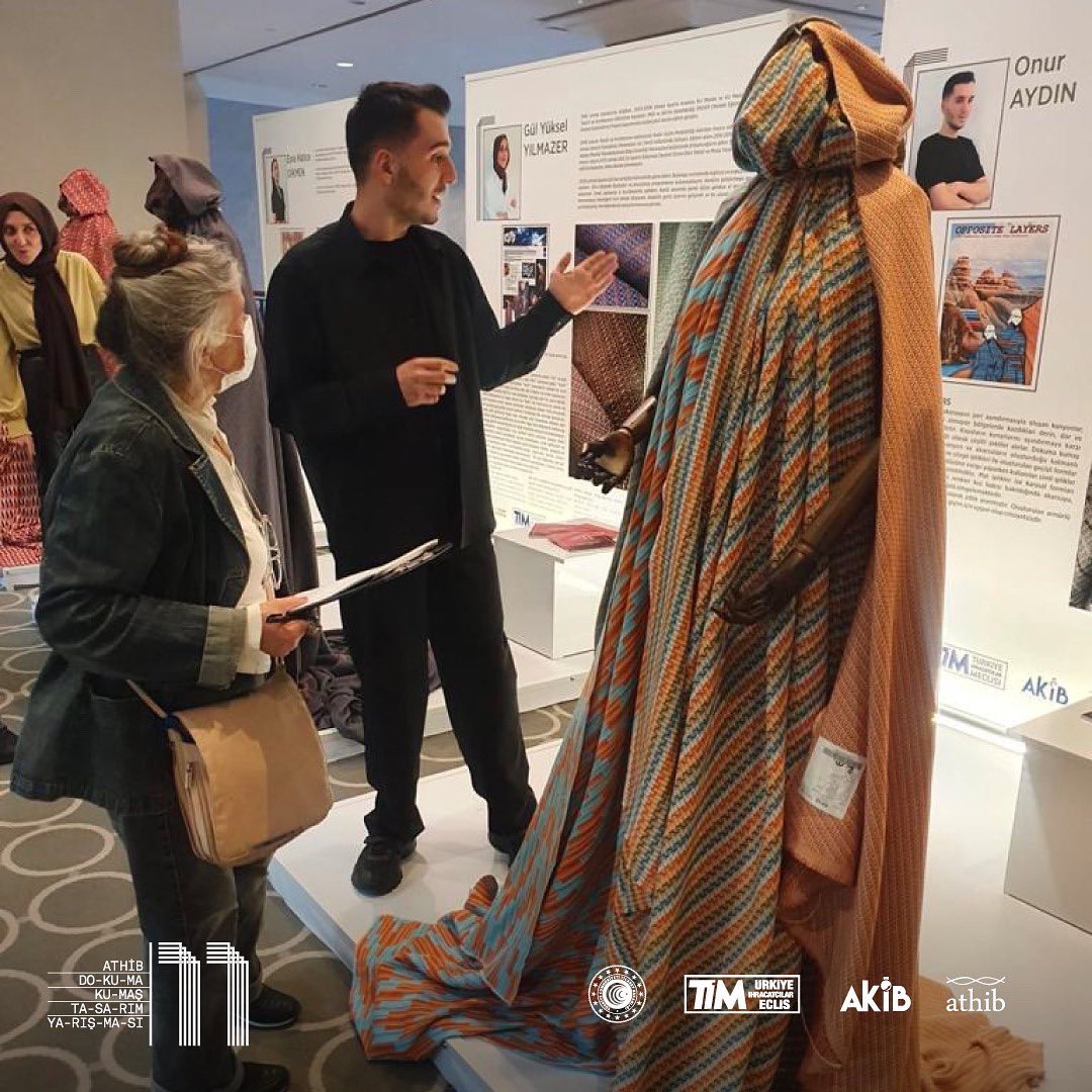 Jürimiz, değerlendirmelerini yapıyor. 
Her bir finalistimiz ise üretim süreçleri ve sonrasında ortaya çıkan endüstriyel ürünlerinin ayrıntılı sunumlarını yapıyor. #ATHİB #dokumakumaştasarımyarışması