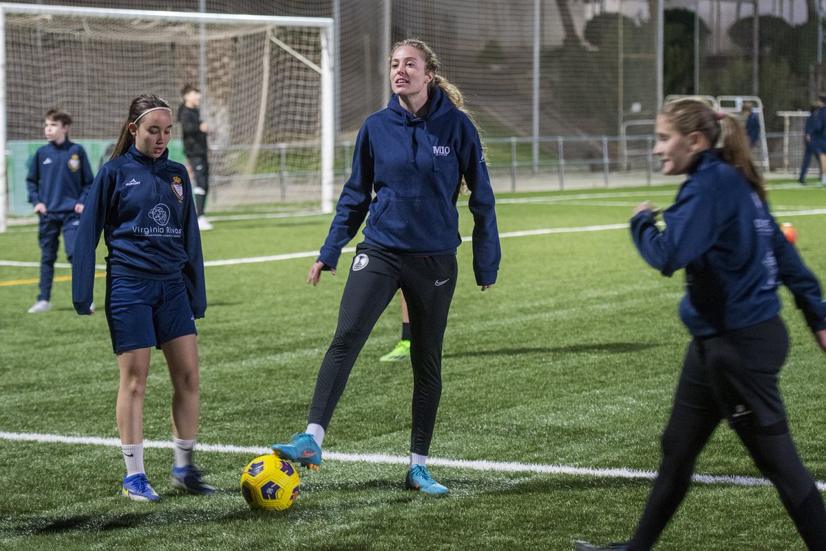DeporteAND's tweet photo. ⚽️ Las instalaciones de #LasFuentezuelas en #Jaén han acogido una #masterclass de @celiajimdel 

🗣 Celia: “Las grandes metas necesitan grandes esfuerzos”

#Mentor10 #AndalucíaElLugarDelDeporte @RFAF @AytoJaen @JaenJunta https://t.co/5h3pe1AR2t