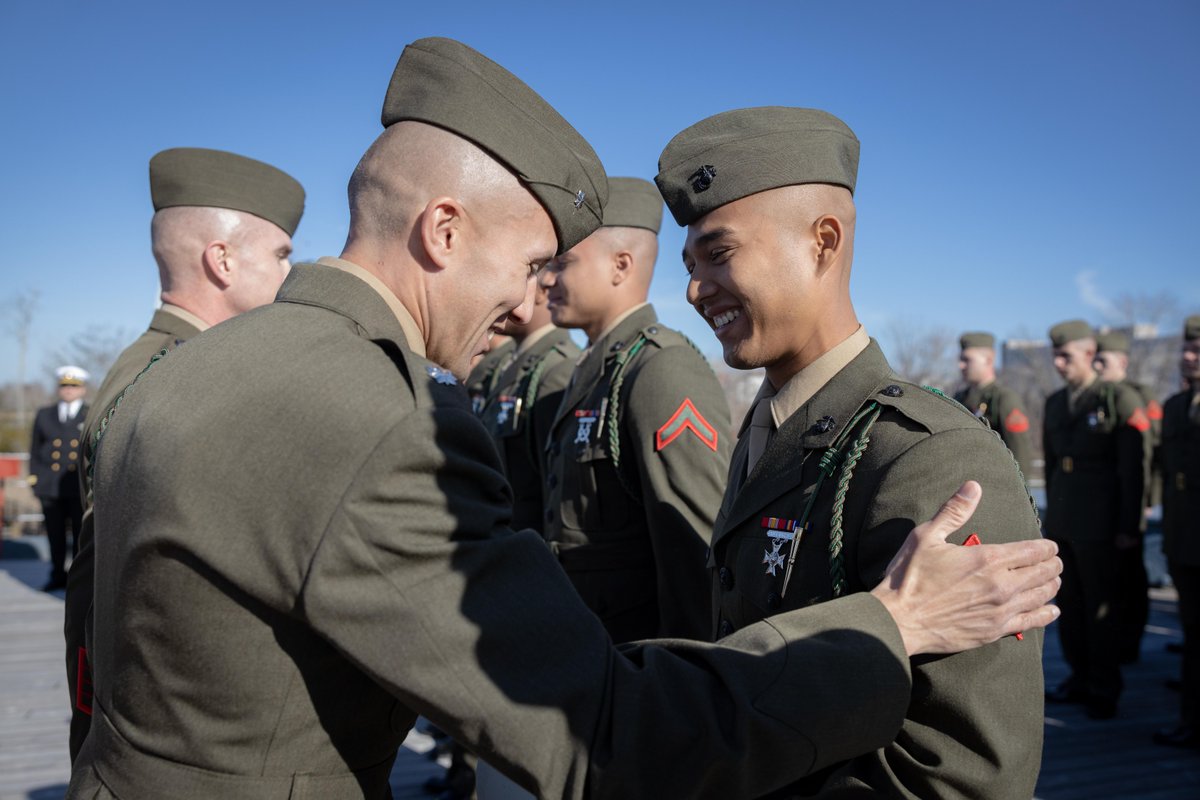 USMC's tweet photo. #Marines from @2dMarDiv receive their U.S. citizenship during a naturalization ceremony. 

Eighteen Marines from fifteen countries and five continents swore the Oath of Allegiance and received their citizenship. 

#USMC https://t.co/SeNofNgtPJ