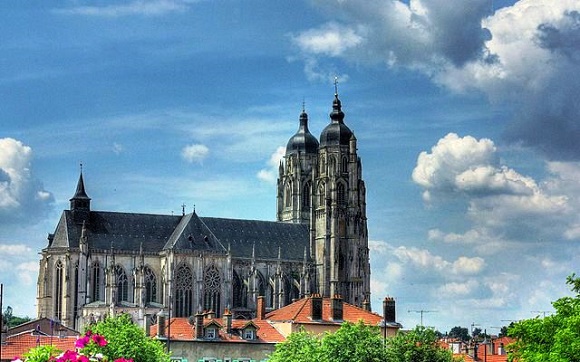 🎅 #CeJourLà  𝟔 𝐝é𝐜𝐞𝐦𝐛𝐫𝐞  nous fêtons la #SaintNicolas ! 
🎉 Jour de fête dans le Nord et l’Est de la France ! Mais savez-vous qui est-il ? Découvrez-le👉 bit.ly/SaintNicolas_H…
😉 Et chez vous, est-ce plutôt Saint-Nicolas ou le #PèreNoël qui apporte les #cadeaux  ?