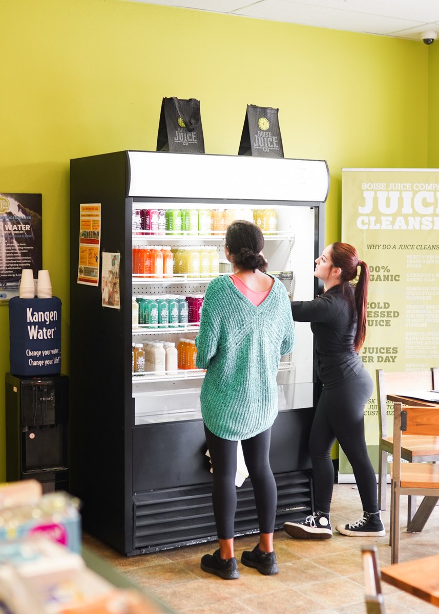 BoiseJuiceCo's tweet photo. If you have any questions about our Cold-Pressed Juice or Juice Cleanses, feel free to ask us! 💚 We're here to share all of our juice knowledge with you! 🤗
#ColdPressedJuice #BoiseJuiceCo #BJC #LocallyGrown #JuiceCleanse #ColdOffThePress #DrinkResponsibly https://t.co/vqByY1WCQT