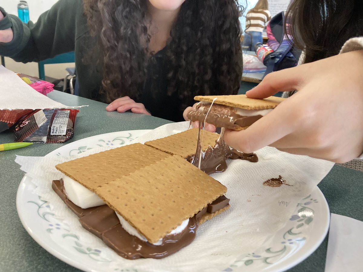 The best way to learn about micro-waves: make s’mores! Thank you Mr. Craig for providing an engaging and tasty Science lesson! #newwestlearns @EgmSgriffin @newwestschools #science8 #microondes