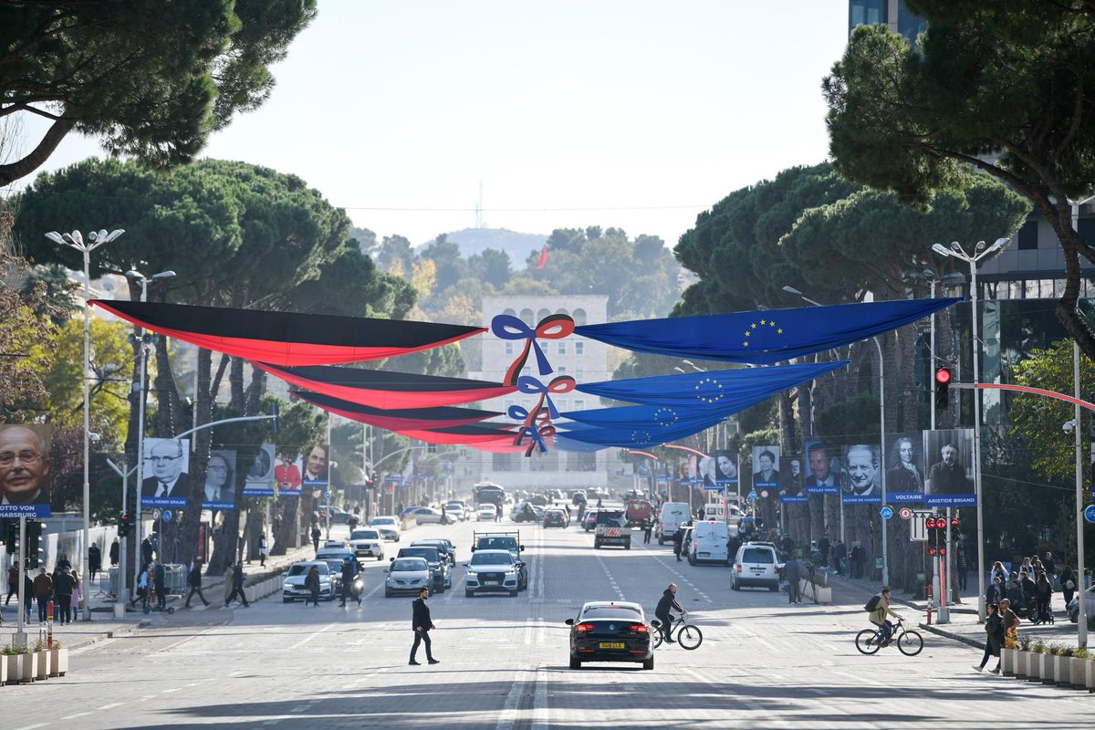 CityOfTirana's tweet image. Mirë se vini në Kryeqytetin Europian të Rinisë! 😊

Tirana është gati të presë Samitin historik mes Bashkimit Europian 🇪🇺❤️ dhe vendeve të Ballkanit Perëndimor, që zhvillohet për herë të parë në rajonin tonë. #Bashkë👍🏻